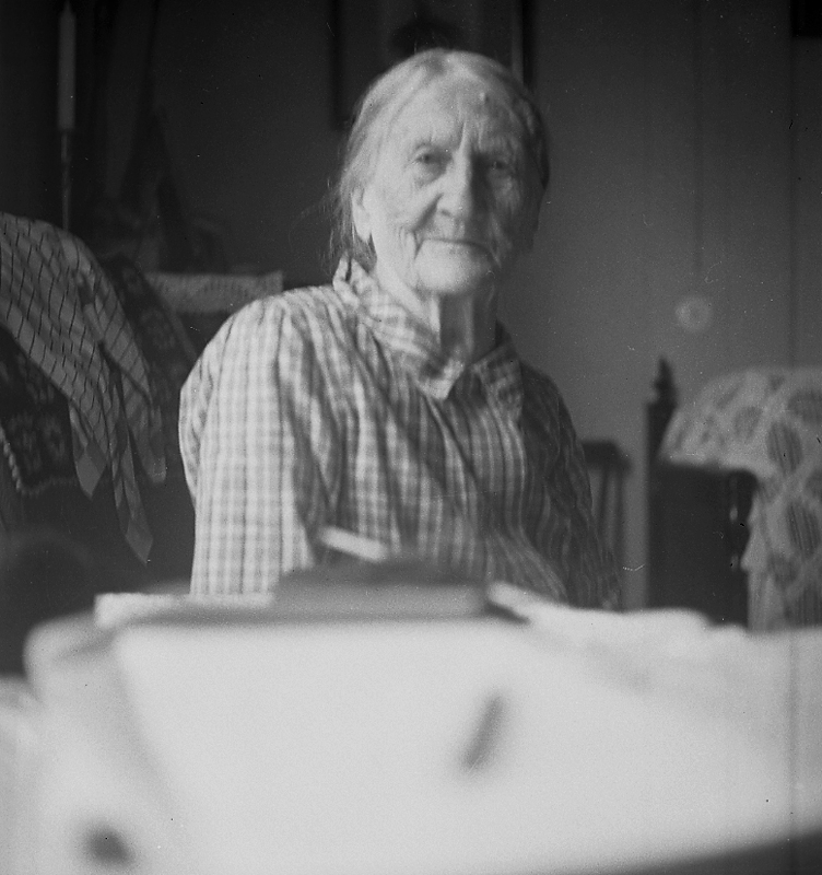 Skyllberg. Rumsinteriör, en äldre kvinna.
Fru Larsson.
30 augusti 1945
