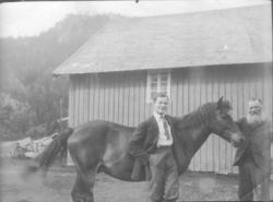 To personer bl.a. Aleksander Ledsaak.