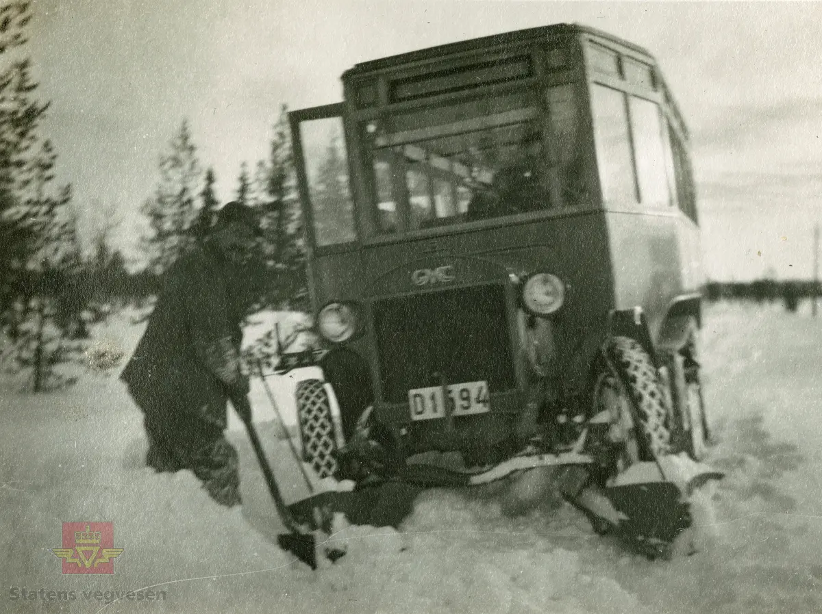 Album fra 1918-1934, "Snebrøyting." I følge merking: "Kjøring i ruten Elverum - Trysil, Mars -April 1925. 2 1/2 tonns GMC med Bendtsens og Undsets belteutstyr." Her er bilen med kjennemerke D1594 utstyrt med ski/meier  på framhjulene som gjorde det vanskelig å manøvrere bilen på en smal veg hvor isholken lå under løssneen. Sannsynligvis er dette bildet tatt i Aal i Hallingdal, Buskerud.