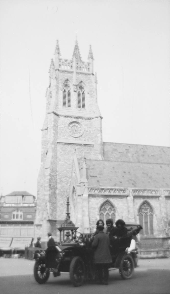 Medlemmer av Mathiesen familien på tur til Newport, Isle of Wight. Her er en Surrey registrert bil parkert foran The Minster Church of St. Thomas eller fra 2008: St. Thomas Church.