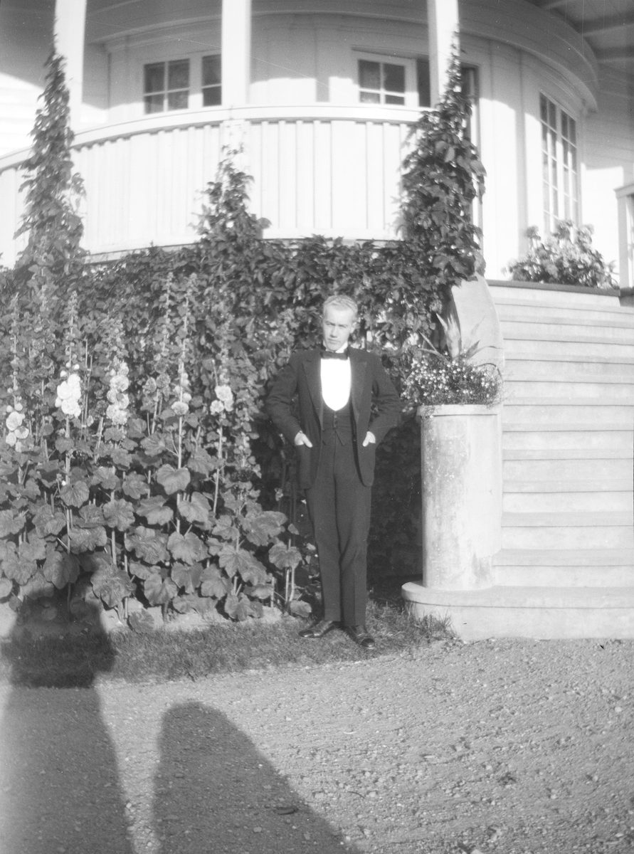 Iacob Ihlen Mathiesen står ved trappen til verandaen som vender mot den Victorianske hagen.