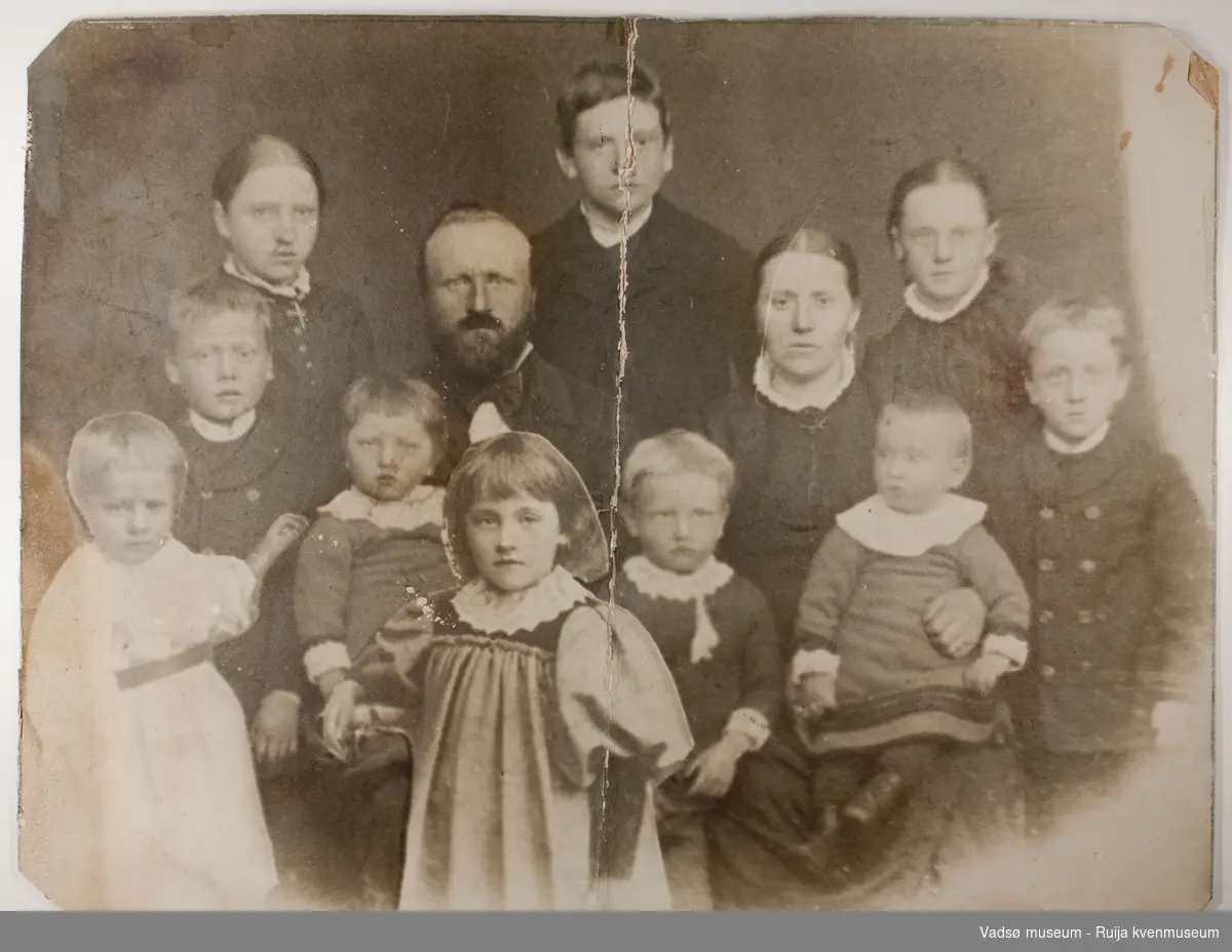 Familieportrett av Hans Kristian og Jonette Sundelin med barn. Fotografert i ca 1894.