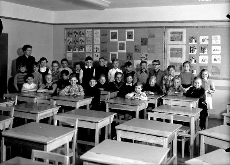 Marsfältets skolan, klassrumsinteriör, 27 skolbarn med lärarinna fröken Dagmar Persson.
Klass 2h, lokal i Tullhuset.