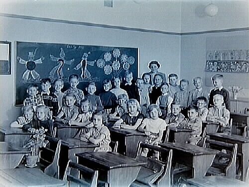Engelbrektsskolan, klassrumsinteriör, 28 skolbarn med lärarinna fru Sigrid Wiberg, klass 2ak, sal 14.