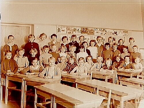 Vasaskolan, klassrumsinteriör, 35 flickor med lärarinna fröken Sonja Johansson, klass 4f, sal 15.