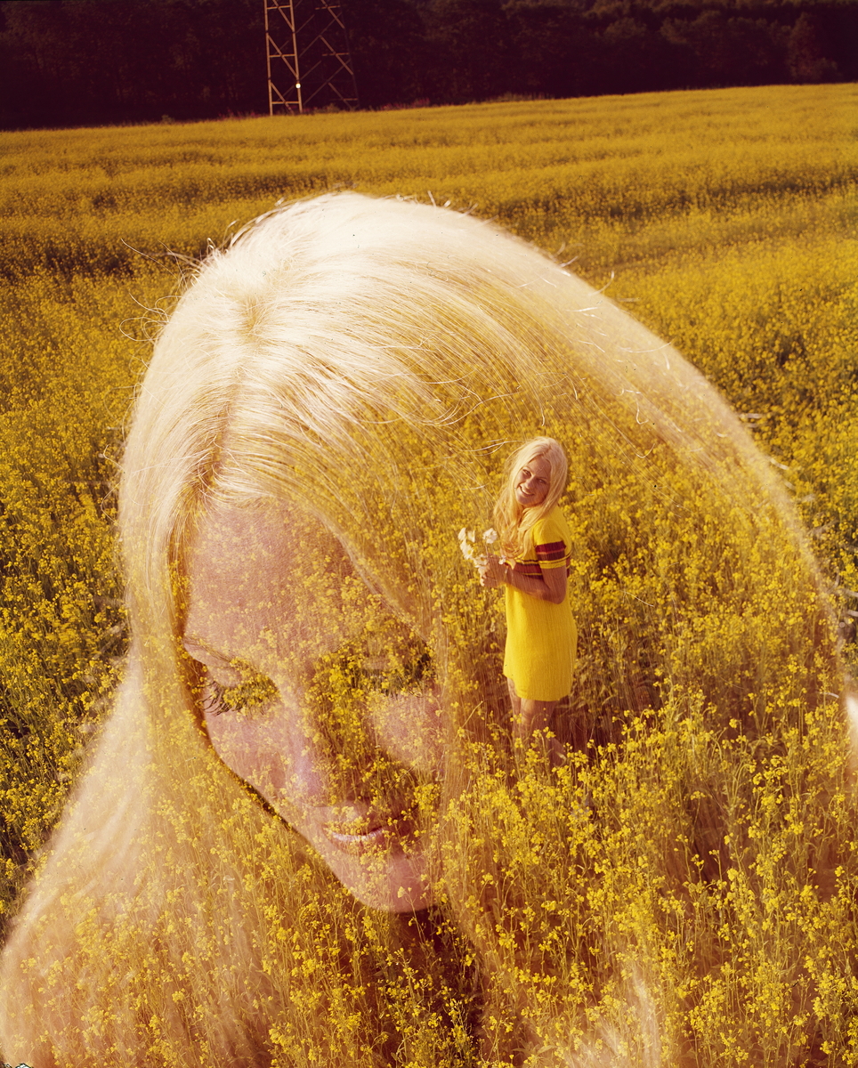 Dobbelteksponering av en lyshåret kvinne i en blomstereng..