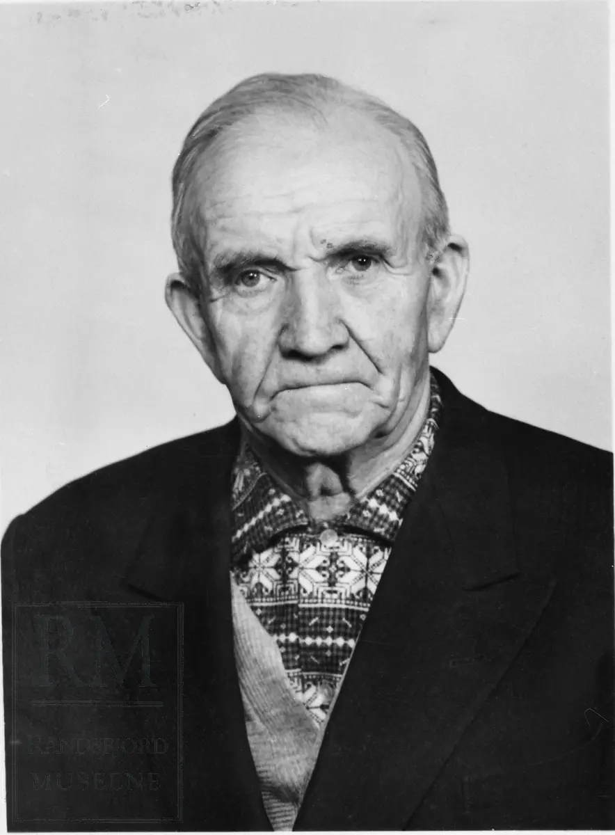 Portrett av Iver Olerud (1883-1968). Innehaver av Lunner Kalkverker.
