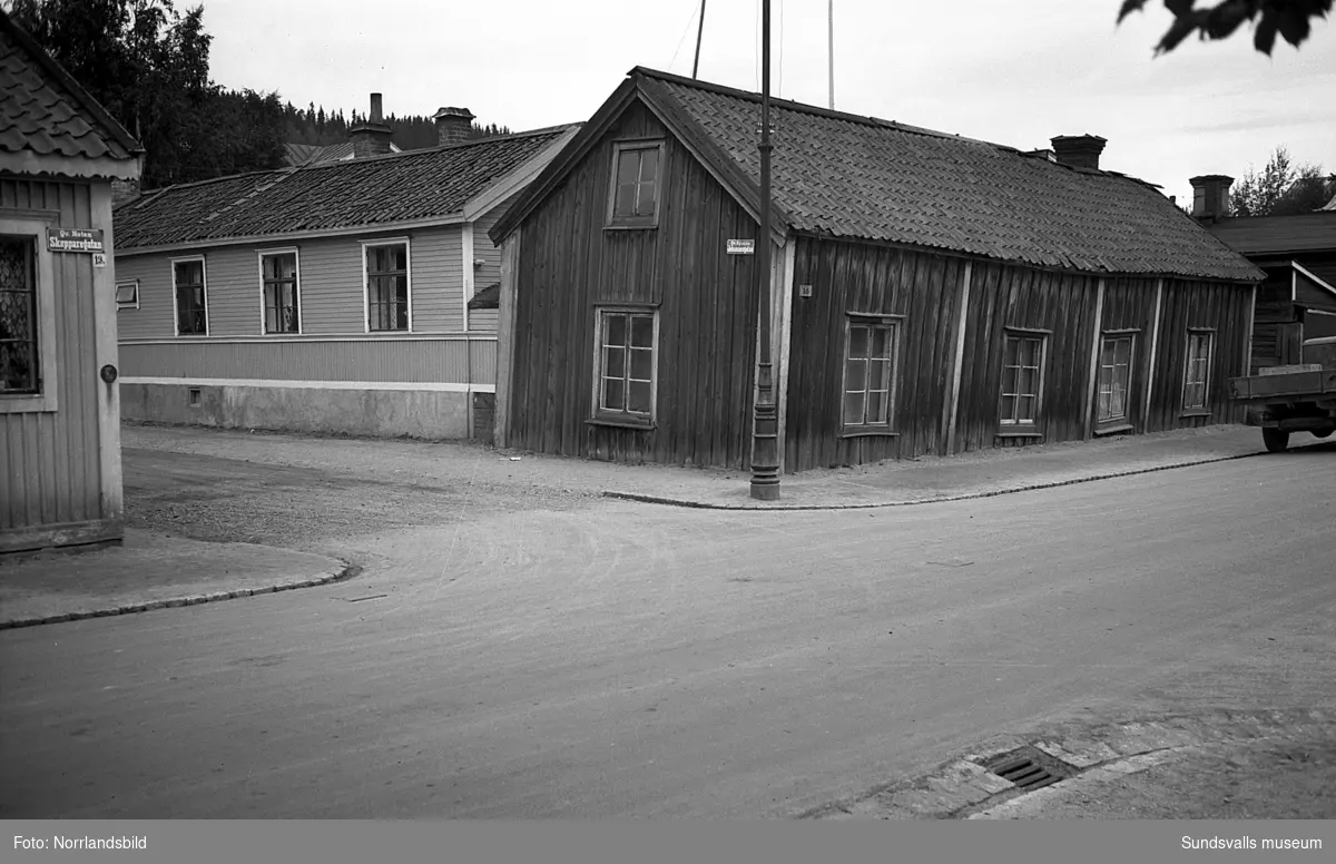 Fiskarsläkten Häggs gård i kvarteret Ryssjan på Norrmalm, Skepparegatan 18 med gaveln mot Johannesgatan.