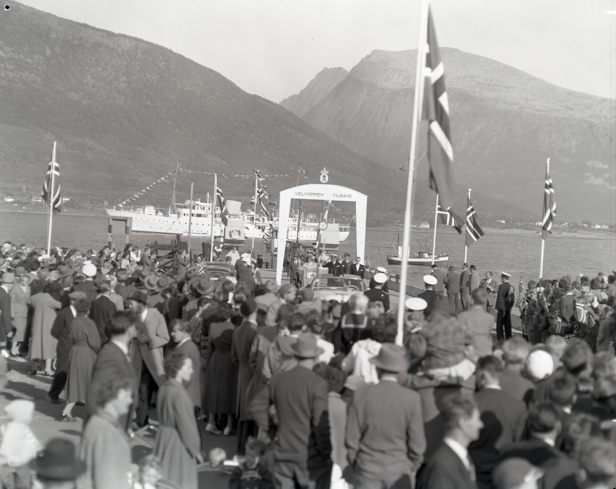 Kongebesøk på Sortland 1959. På kaia står blant annet kong Olav V og ordfører P.C. Reinsnes. Ute i sundet ligger kongeskipet Norge.