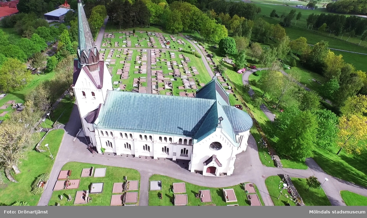Flygfilm tagen med drönare som visar Lindome kyrka i Mölndals kommun, år 2015.