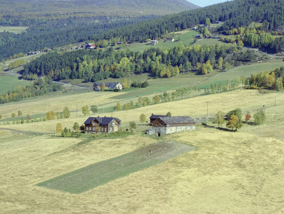 Flyfoto, gårdsbruk, antatt Vigerust med Slette i bakgrunn, Dovre