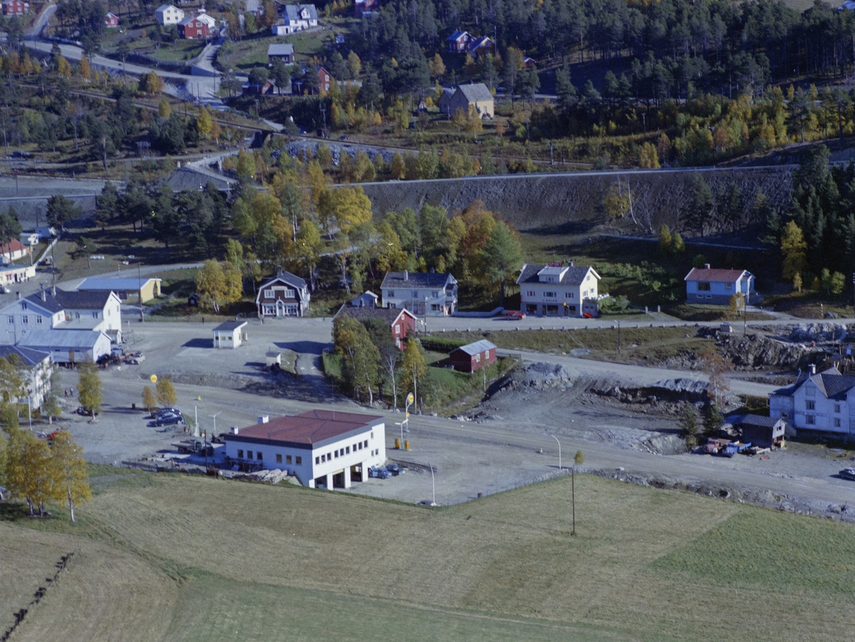 Flyfoto,bebyggelse, Dombås. Shell bensinstasjon i front med Dombås bokhandel, også nevnt som Kaupanger, rett bak.