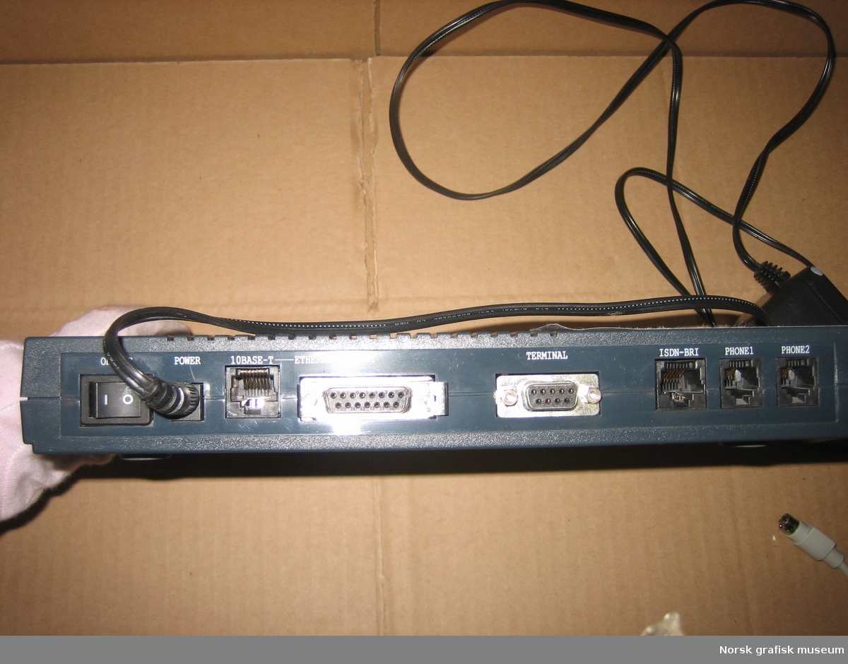ISDN-router med batterieliminator og kabel/overgang.