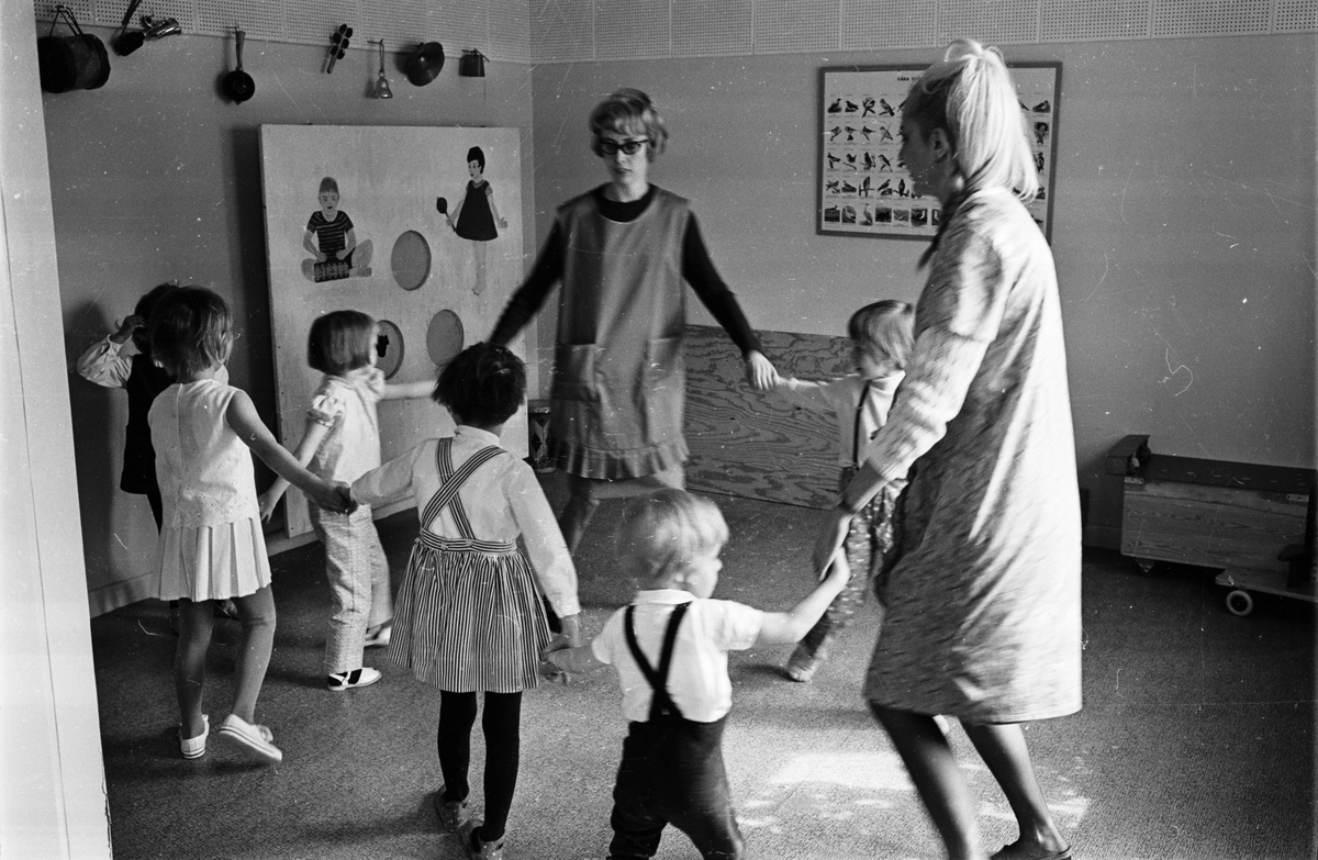 Förskolepersonal och barn leker ringlekar, Akademiska sjukhuset.