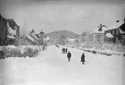 Gatebilde fra Øvregate. I dag Anders Sandvigsgate.