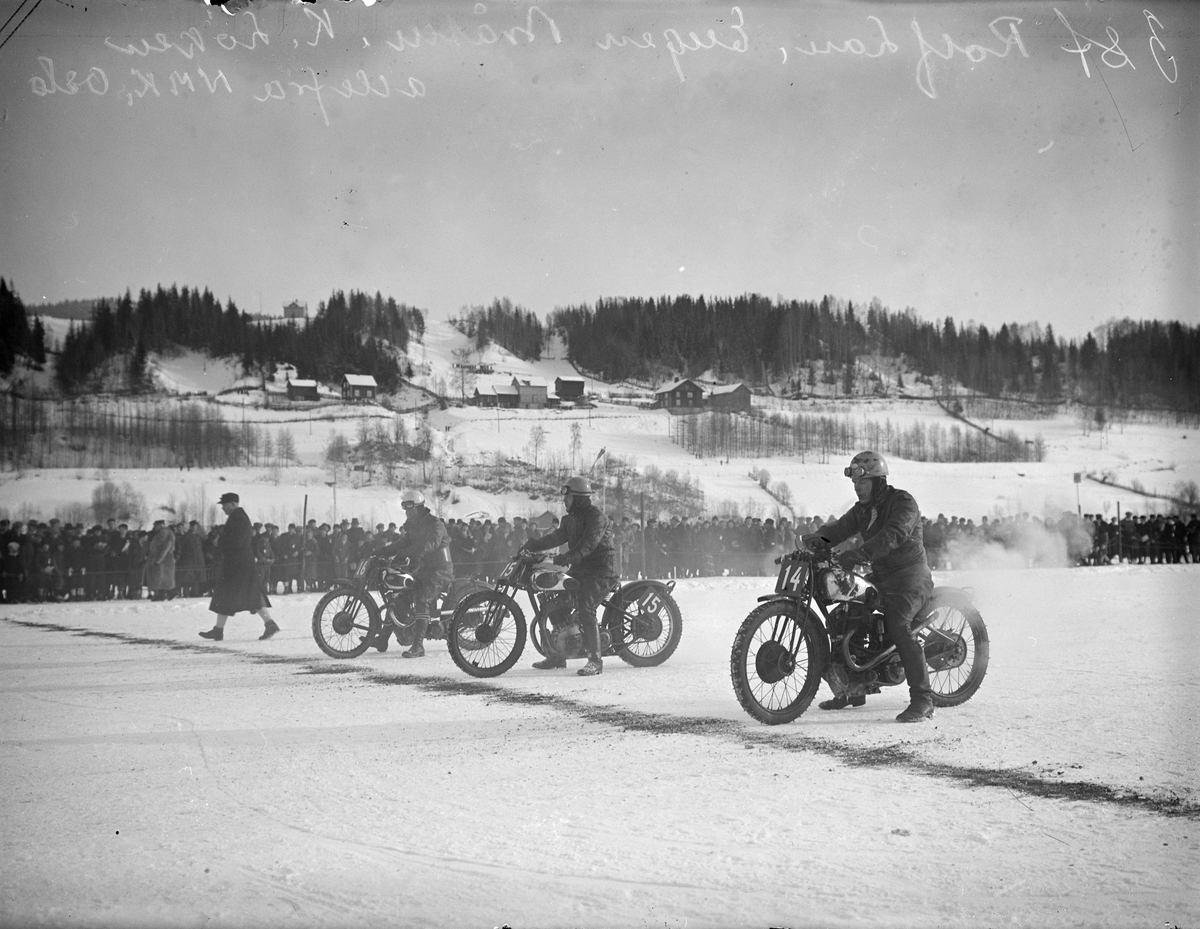 Mjøsløpet 1933. Motorsykler med menn. Hus i bakgrunnen. 
.