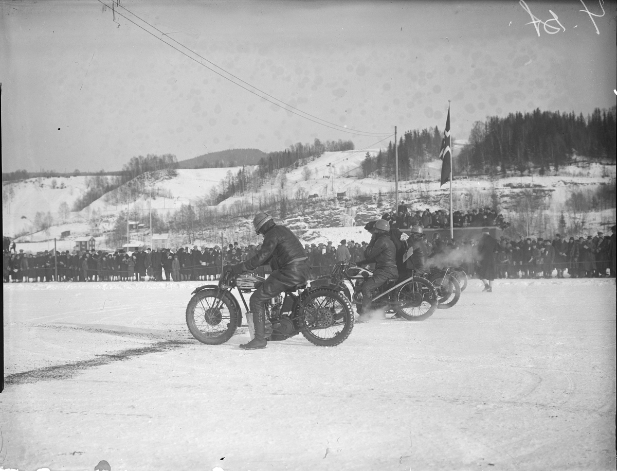 Mjøsløpet 1933, Menn på motorsykler. Publikum.