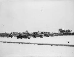 Mjøsløpet 1934. "Blandet selskap". Div. biler. Mennesker.