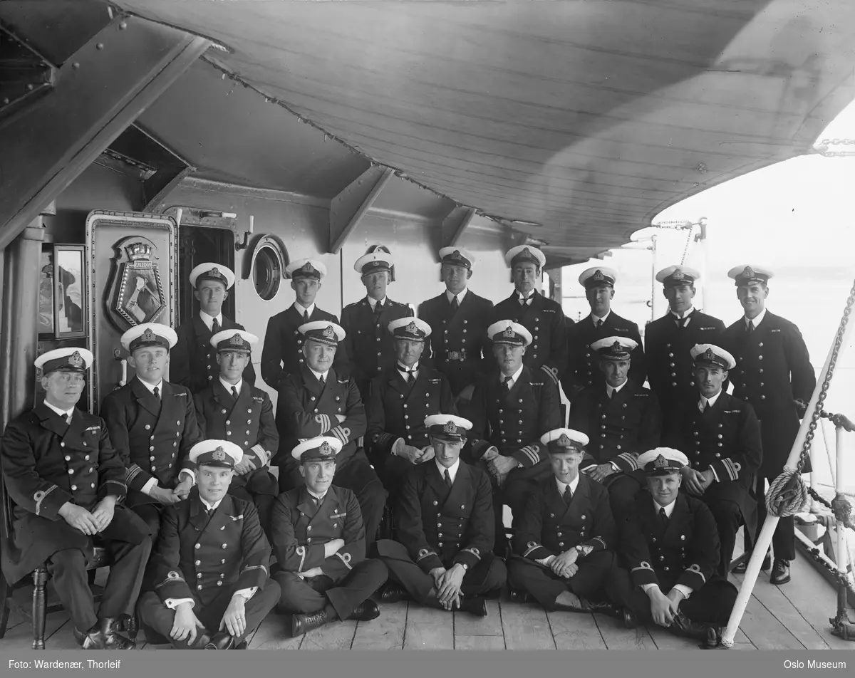 britisk krysser HMS Caledon, skipsdekk, gruppe, menn, marineoffiserer, sittende og stående helfigur, uniformer