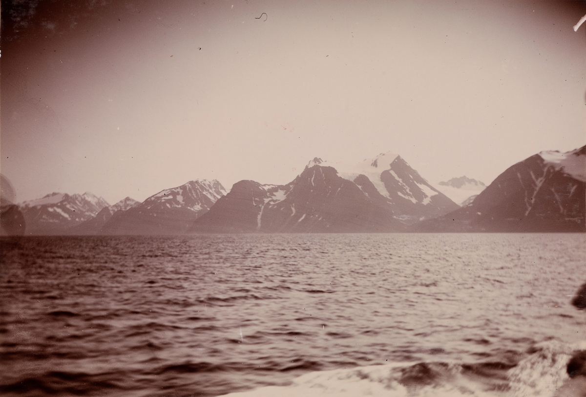 Fjord- og fjellandskap sett fra båten.
