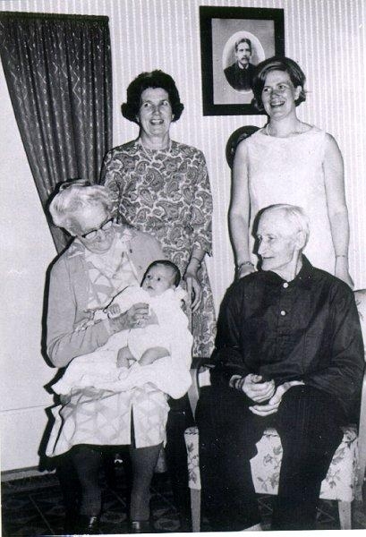 Nästegården. Fem generationer: F.A. Ekberg 96 år. Helga Dolck, dotter, Margit Hjerp, dotterdotter, Gunnel Westh, dotterdotterdotter, Anna-Carin Westh, dotterdotterdotterdotter.