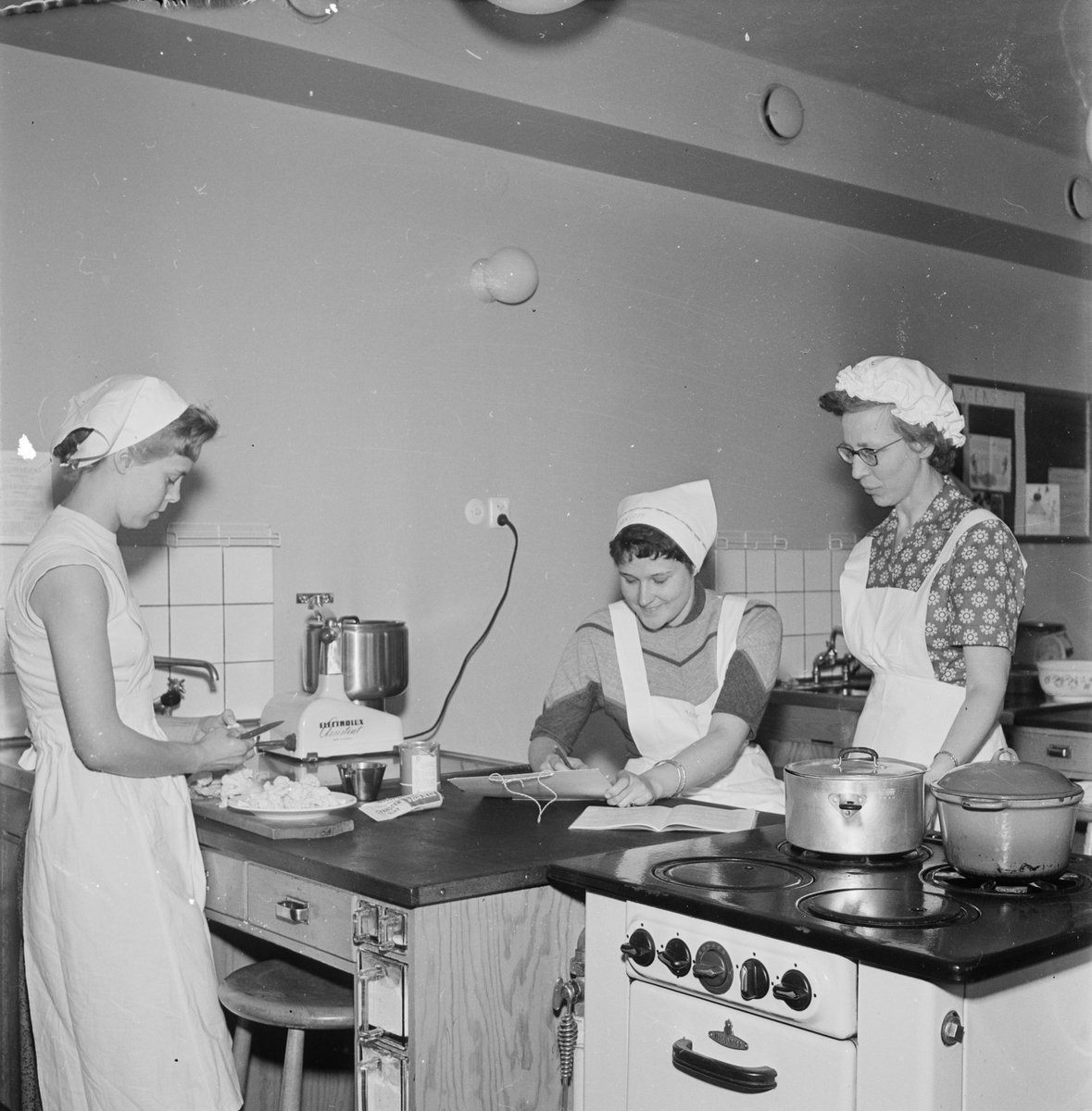 Praktiska mellanskolan - examen i skolkök, Uppsala, 1956