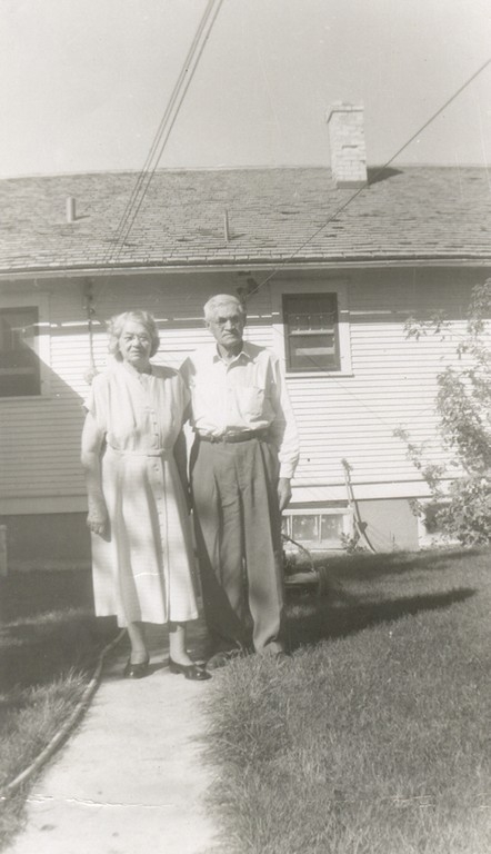 Martin Sæland, Sæland (5.6.3) og kona Helga f. Gordon (ho var tillegare gift med Edvard Solem) framfor huset deira i Great Falls, Montana, USA
