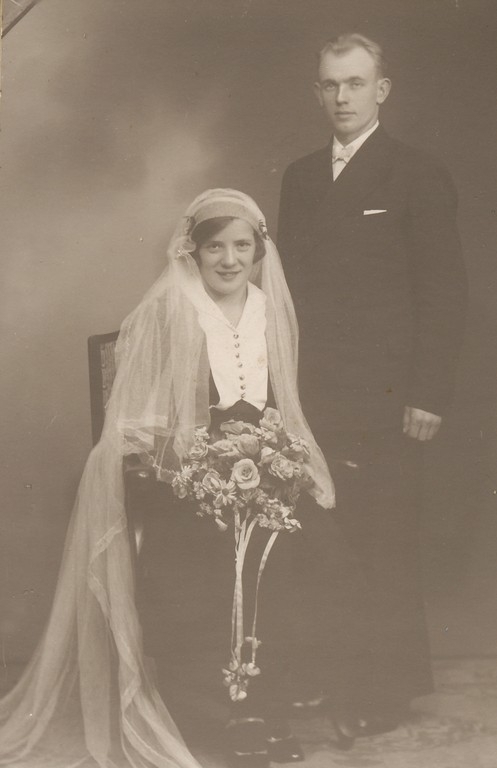 Brudeparet Sofia Marie f. Undheim (1915 - 2004) og Olav O. Fosse (1908 - 2002) som gifta seg 31.12.1934