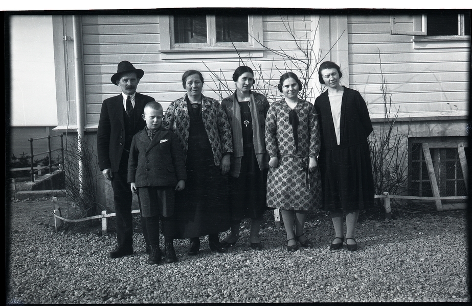 Gruppe på Solborg Ungdomsskole, seinare Solborg Folkehøgskole i Stavanger. Nummer fire frå venstre er Fredrikke Netland g. Taksdal (1903 - 1990) og til høgre står Berta Mæland.
