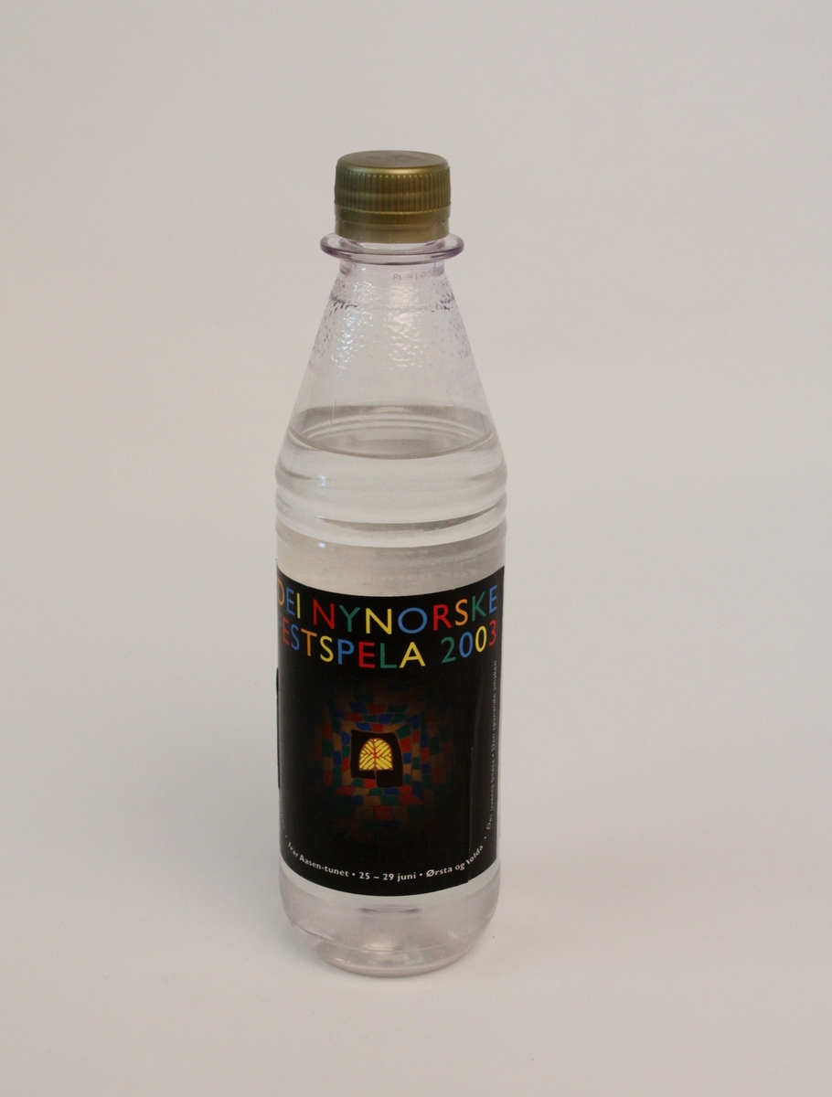 Plastflaske med skrukork til festspelbrus, brukt under Dei nynorske festspela 2003.