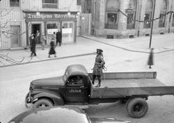 Tordenskioldstatuen fraktes på lastebil