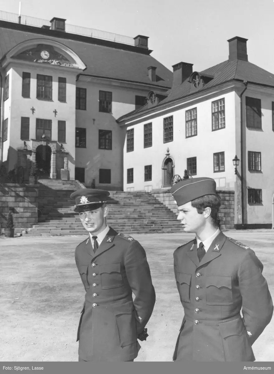 Dåvarande kronprinsen i uniform m/1960, senare kung Karl XVI Gustaf, i sällskap med officer utanför Karlberg.