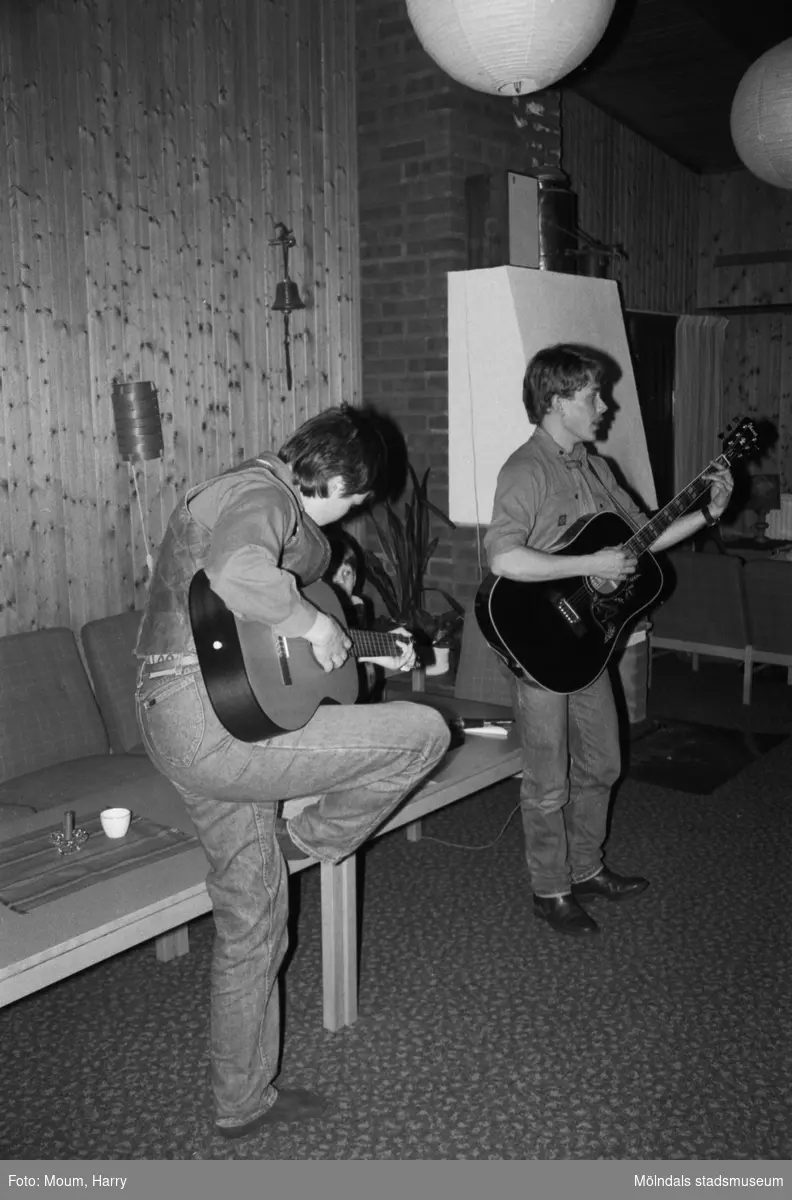 Sång- och musikuppträdande vid scout- och föräldraträff i Kållereds missionskyrka, år 1984.

För mer information om bilden se under tilläggsinformation.