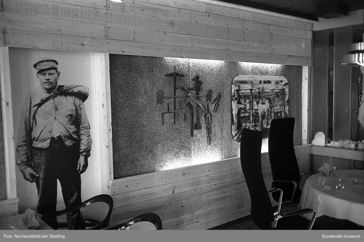 Invigning av den nya inredningen i matsalen på Esso motorhotell. Inredningen består av bland annat av historiska bilder och föremål från Tunadals tidiga sågverksepok.