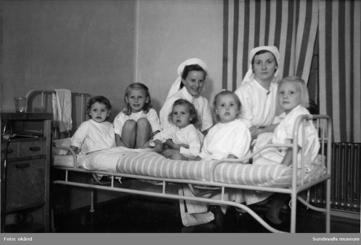 Interiörer, människor och utomhusmiljöer hämtade från Epidemisjukhuset vid Ludvigsbergsvägen (tidigare Epidemivägen) i Alliero. Fotografierna kommer från ett privat album som ägdes av Asta Bergström og Svedlund (f. 1920 d. 2015) som arbetade som sjukvårdsbiträde på Epidemisjukhuset under 20 år från 1942 till 1962. Asta Bergström ses främst på bild 9 och 16 samt flera av de andra bilderna.