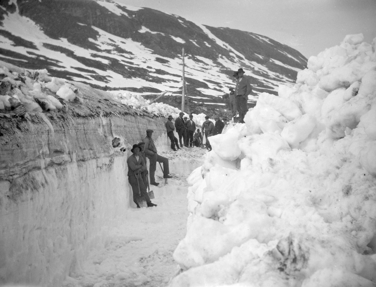 Snørydding av veg på Strynefjellet juli 1924.