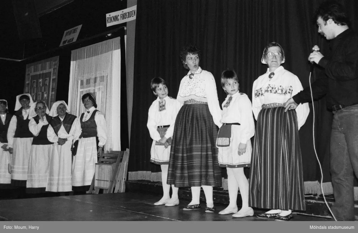 Uppvisning av hembygdsdräkter under Lindome kulturdagar på Almåsgården i Lindome, år 1984.

För mer information om bilden se under tilläggsinformation.