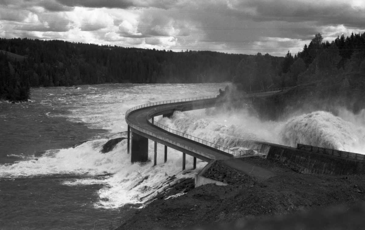 Tittel på filmrull: Flommen 1967, fotos fra Glomma - "Solbergfoss" Det er imidlertid fra Vamma kraftstasjon. Andre opplysninger fra andre kilder sier: "Kykkelsrud 6. juni 1967. Foto: Henrik Svedahl"