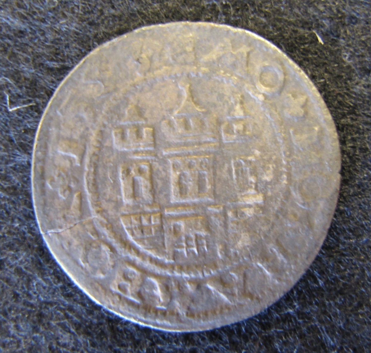 Mynt. Skilling, 1553, silver, Stralsund.
 

Myntet från Brätte. Funnet tillsammans med mynten 27 530-27 582 inom stadsområdet vid Erik B. Lundbergs utgrävningar 1943.
