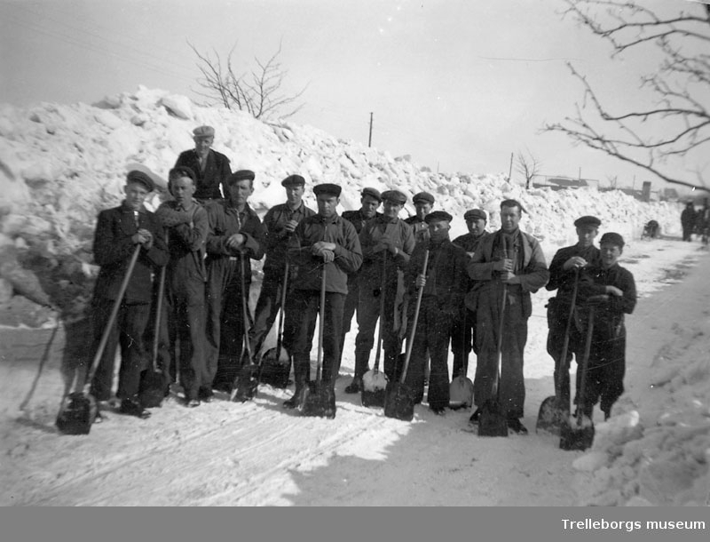 Snövinter under mars månad 1942 i Dalköpinge, 12254 snöbilder från Dalköpinge, snöskottare framför kullarna.