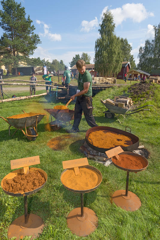 Røsting av myrmalm under De nordiske jakt- og fiskedager 2014. (Foto/Photo)
