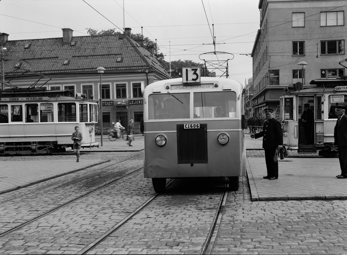Spårvagnar och buss på Stora torget, Uppsala 1939
