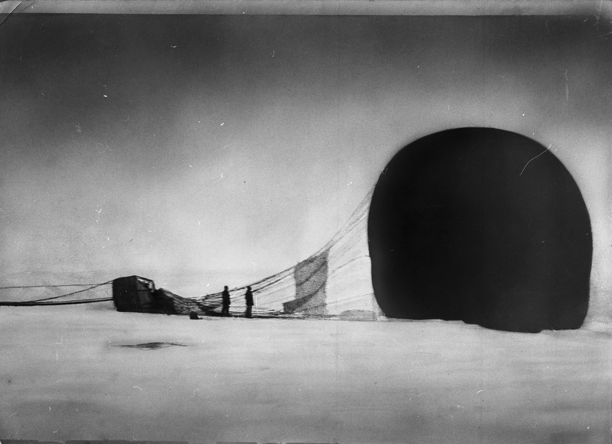 "Örnen" omedelbart efter landningen på isflaket den 14 juli 1897. Framtagning av bilderna gjordes av docent John Hertzberg år 1930 på Fotografi, Tekniska Högskolan.