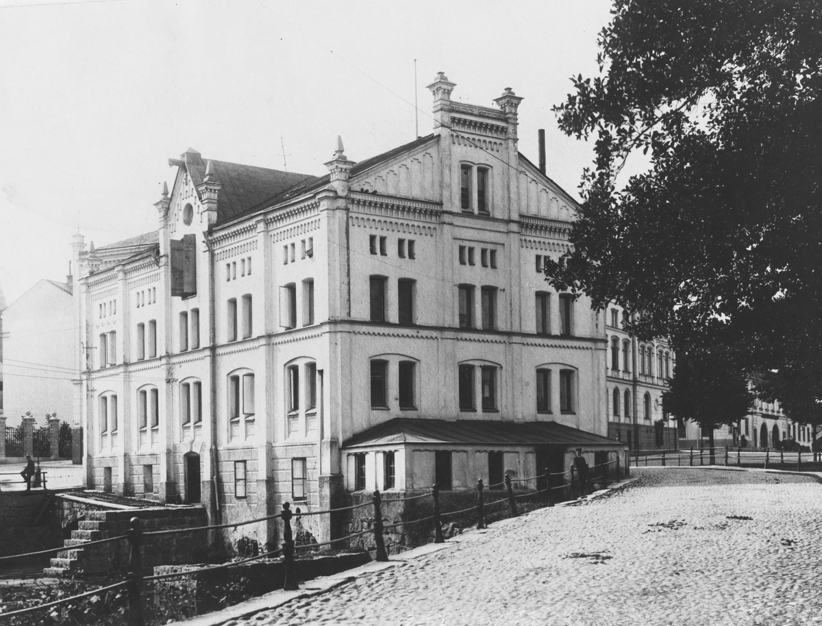 Örebro Slottskvarn efter ombyggnaden 1886. I den låga gavelbyggnaden (den gamla kvarnen) utförde Jonas Wenström åren 1880-1881 sina experiment med den av honom patenterade dynamomaskinen. Den första maskinen tillverkades här.