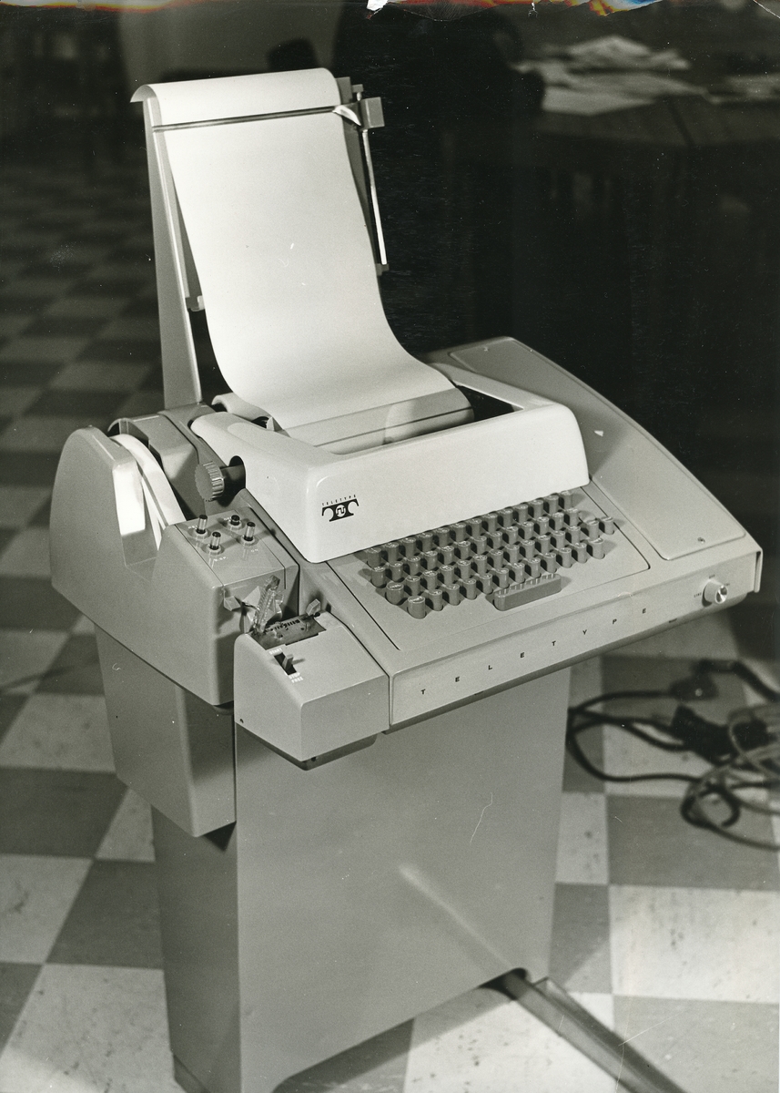 Bild från Ingmar Jungners berättelse om Autochemist.
Berättelsen finns i arkivet, serie: xxx
Bildtext:
"Fig. 12f (vänster). Bild av den TeletypeWriter (modell 33) som ingick i terminalutrustningen vid bl a vårdavdelningar- Epidemisjukhusprojektet"