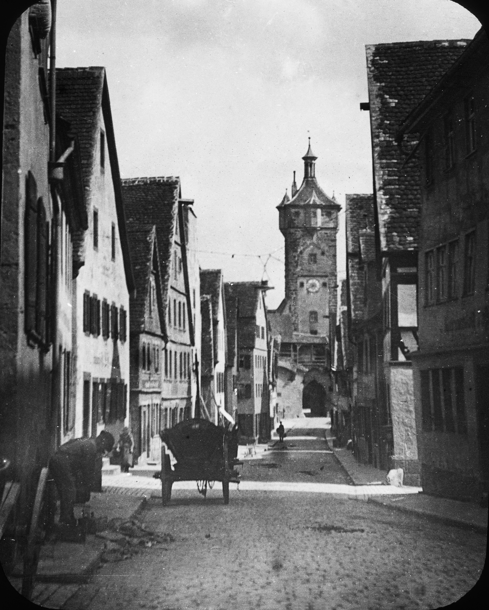 Skioptikonbild med motiv av Röderbogen mot Markusturm.
Bilden har förvarats i kartong märkt: Rothenburg III. 1901. 9. Text på bild: "1902"