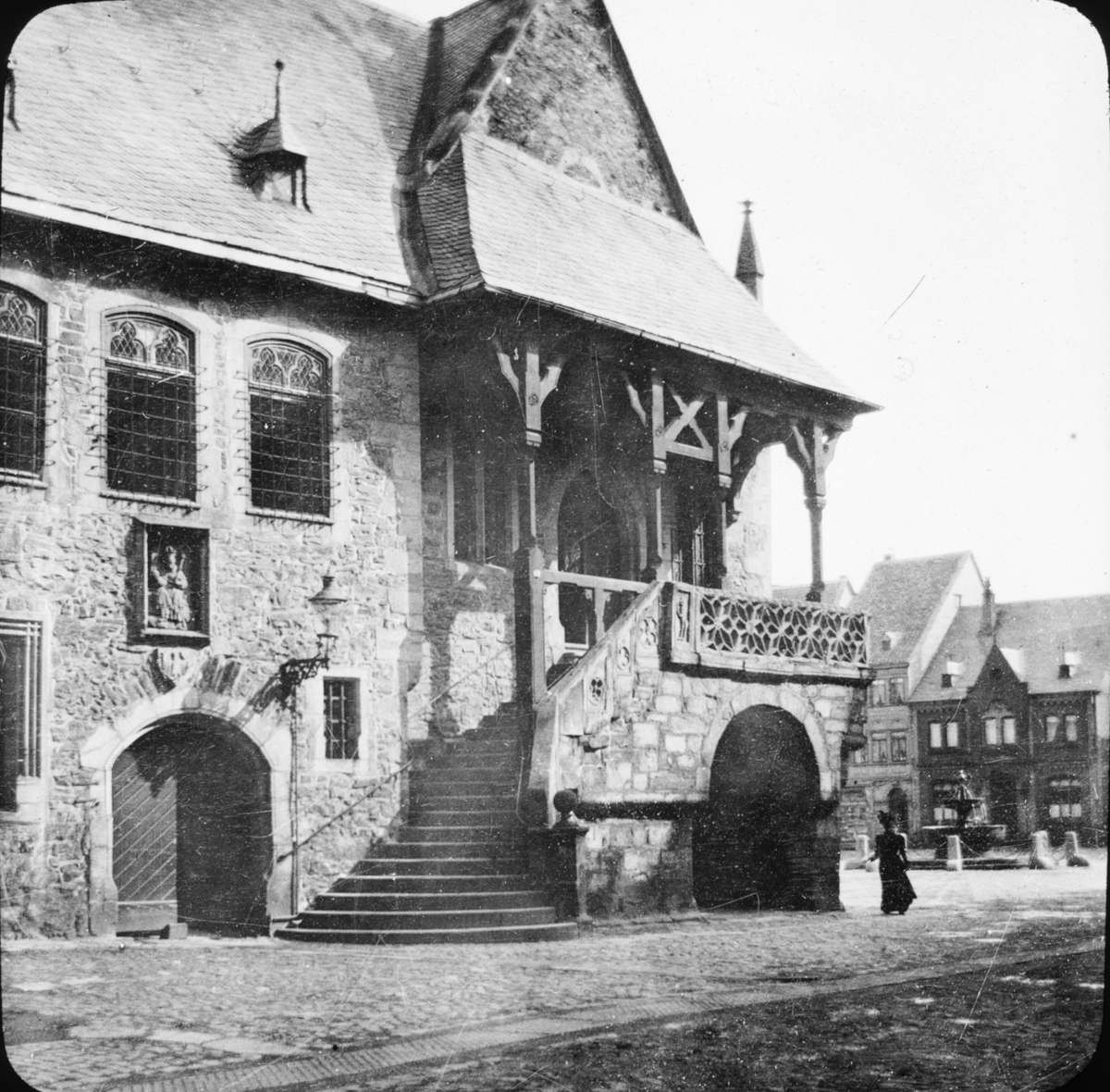 Skioptikonbild med motiv av rådhuset vid torget i Goslar.
Bilden har förvarats i kartong märkt: Resan 1907. Gosslar 8. Text på bild: "Das Rathhaus".