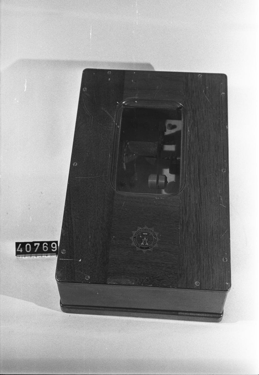 Signalapparat av vibratortyp, i träfodral. Märkt: 65
