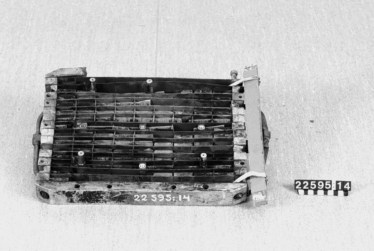 Delar av V1:or. Från tre eller fyra bomber av totalt sex som landade i Sverige mot slutet av andra världskriget. Arton mindre och större delar skrot numrerade TM22595:1-18. Autopilot-apparat till dito: TM23394. Pulsmotor: TM32483 Komplett bomb: TM23000. Spränglast omkring 1 ton (1000 kg).