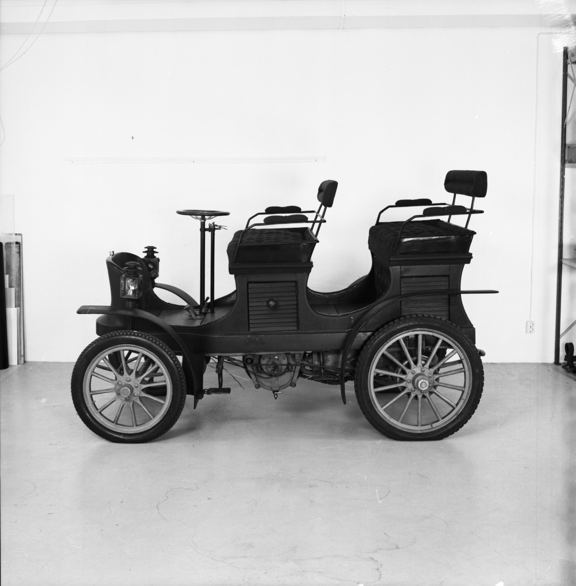 Scania 1902 för fyra personer. Motorn är tillverkad av Aster, Atéliers de Construction Mécanique l'Aster, Frankrike. Kedjedrivning till bakaxeln av de Diontyp. En Kemper motor med tvångsstyrd avlopps- och självstyrd inloppsventil. Karossen byggdes av G A Jönssons Vagnfabrik AB i Malmö och tyg till dynor och ryggstöd samt de ursprungliga lyktorna var inköpta hos firma Sally Mayjer i Köpenhamn.  Encylindrig vattenkyld fyrtaktsmotor. Planväxellåda med två växlar framåt samt backväxel.
Hastighetsutväxlingar 2, kraftöverföringen vid de olika växlarna sker medelst kedjor samt till bakaxeln med en enkel kedja i mitten av vagnen. Bakaxel differentialen är upphängd i vagnen och sker kraftöverföringen till bakhjulen medelst kardanaxlar med dubbla knutar.